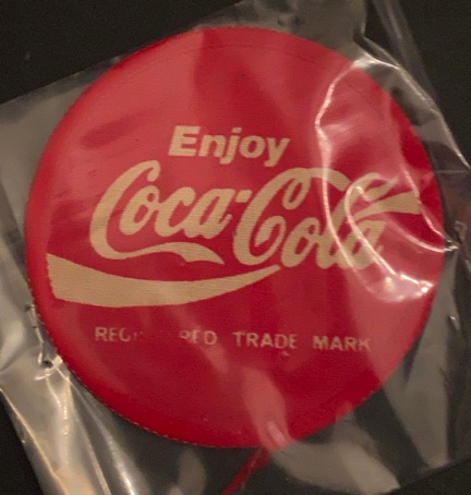 95106-1 € 3,00 coca cola embleem van stof.jpeg